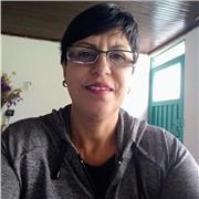 profesora de sociales imparte clase a niños de todas las edades